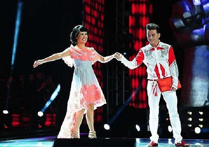 Dường như Hồng Nhung cũng rất ý thức được sự trẻ trung của mình, vì thế nên cô luôn xuất hiện với dáng vẻ điệu đà và màu mè.