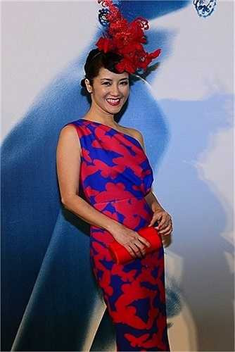 Đôi khi, khán giả không thể hiểu được tại sao cô lại có thể lựa chọn những thiết kế 'tưng bừng' đến vậy.