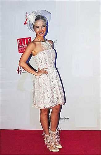 Điều này không những làm cho người ta có cảm giác Hồng Nhung đang muốn 'cưa sừng làm nghé' mà còn hạ thấp gu thời trang của diva.