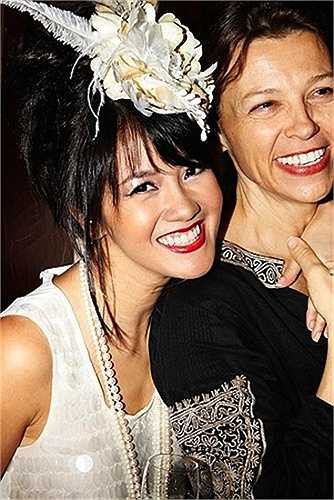 Hồng Nhung cũng có những phụ kiện diêm dúa đến khó tin.