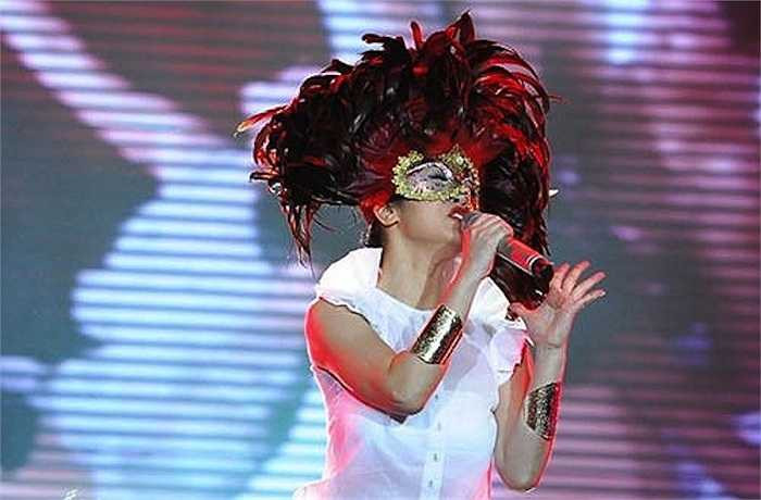 Không ai hiểu nổi vì sao cô có thể chọn chiếc mũ lông gà này để đội lên đầu.