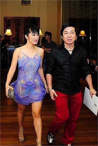 Trang phục sặc sỡ, bèo nhún phức tạp của người đẹp U50. (Trung Ngạn)