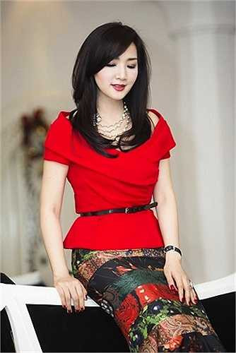 Phụ kiện của cô cũng được lựa chọn để phù hợp với trang phục trẻ trung.