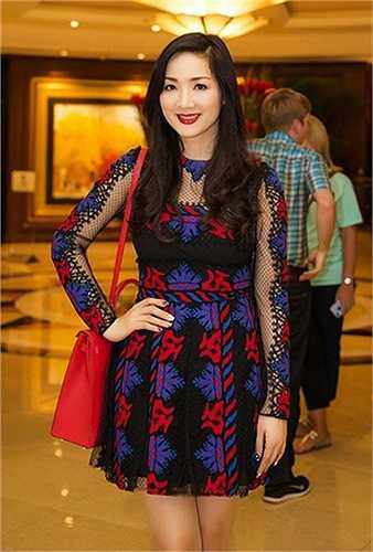 ... sang uốn xoăn nhẹ nhàng như một thiếu nữ. Cô cũng không quên diện váy hoa ngắn như những cô gái 20.