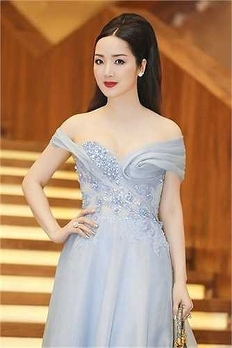 Bên cạnh đó, cô còn có làn da trắng không tì vết.