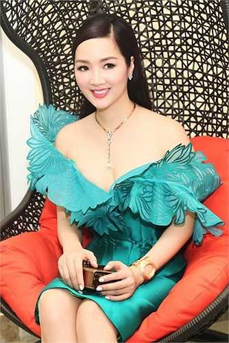 Đây là một điểm mạnh mà Giáng My luôn biết cách khoe triệt để cùng những thiết kế cắt xẻ táo bạo