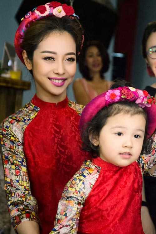 Hoa, á hậu Việt mặc gì mừng xuân Đinh Dậu? - 17