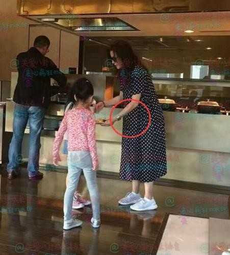 Trieu Vy bi nghi van mang thai vi vong 2 to bat thuong hinh anh 1