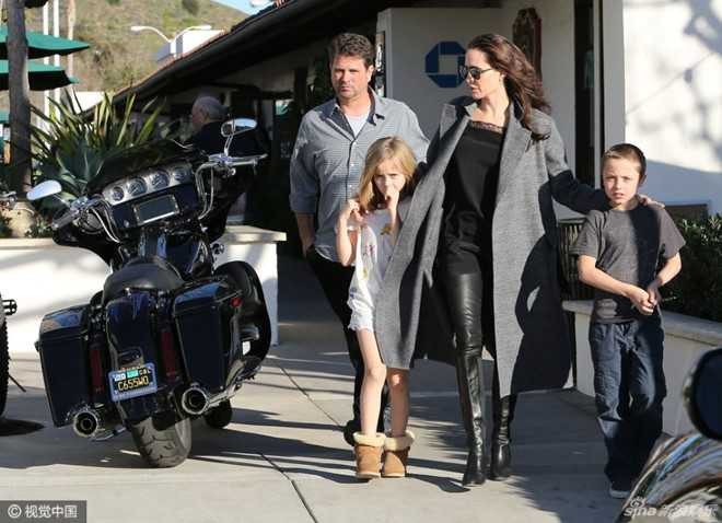 Angelina xuat hien tre dep giua tin don suc khoe suy kiet hinh anh 3