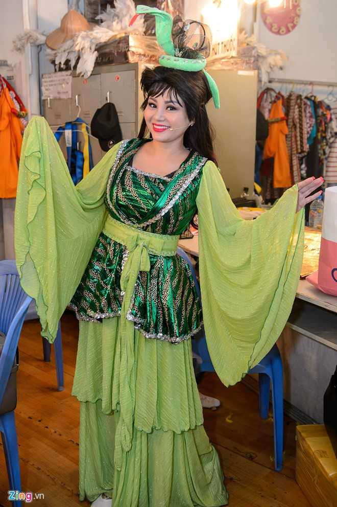 Nha Phuong nung niu khi duoc ban trai cham soc o hau truong hinh anh 5