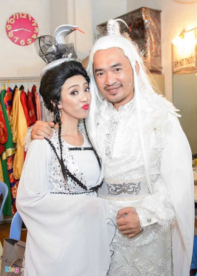 Nha Phuong nung niu khi duoc ban trai cham soc o hau truong hinh anh 6