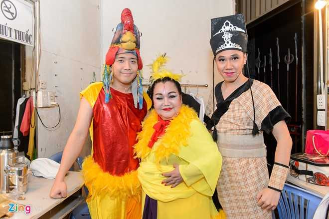 Nha Phuong nung niu khi duoc ban trai cham soc o hau truong hinh anh 4