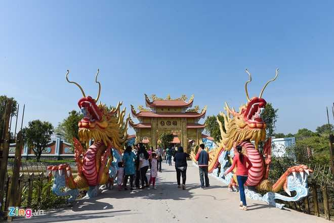 Ho Ngoc Ha dua Subeo vieng den tho cua Hoai Linh mung 2 Tet hinh anh 1