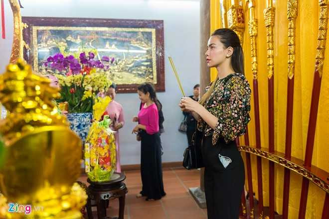 Ho Ngoc Ha dua Subeo vieng den tho cua Hoai Linh mung 2 Tet hinh anh 2