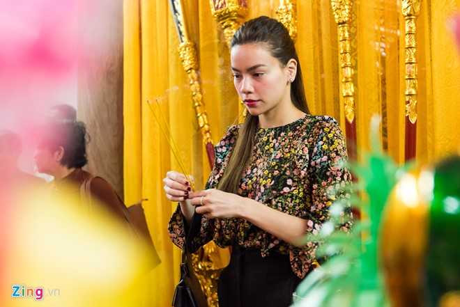 Ho Ngoc Ha dua Subeo vieng den tho cua Hoai Linh mung 2 Tet hinh anh 3