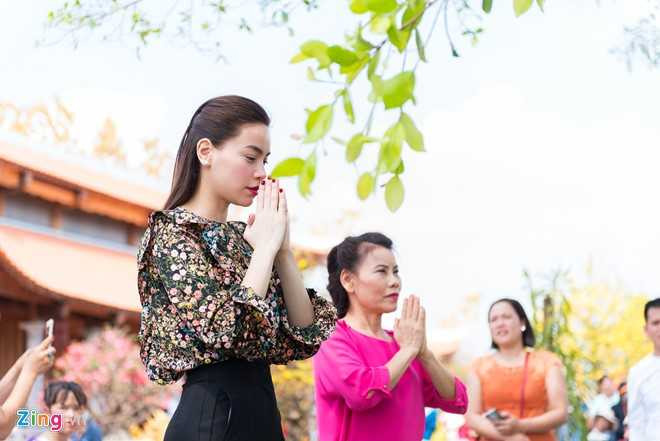 Ho Ngoc Ha dua Subeo vieng den tho cua Hoai Linh mung 2 Tet hinh anh 7