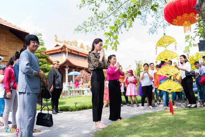 Ho Ngoc Ha dua Subeo vieng den tho cua Hoai Linh mung 2 Tet hinh anh 6