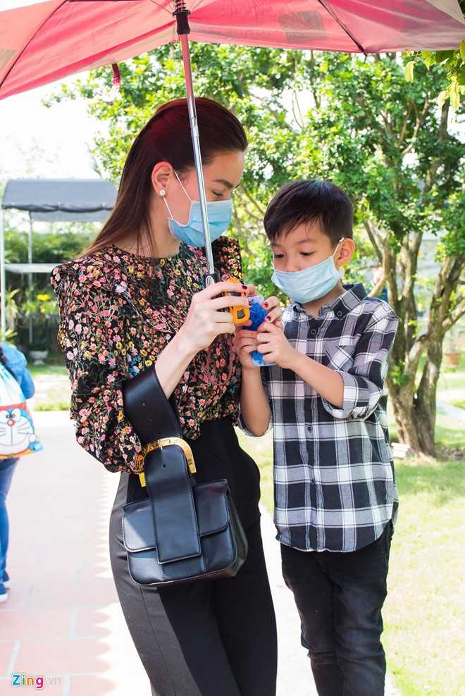 Ho Ngoc Ha dua Subeo vieng den tho cua Hoai Linh mung 2 Tet hinh anh 8