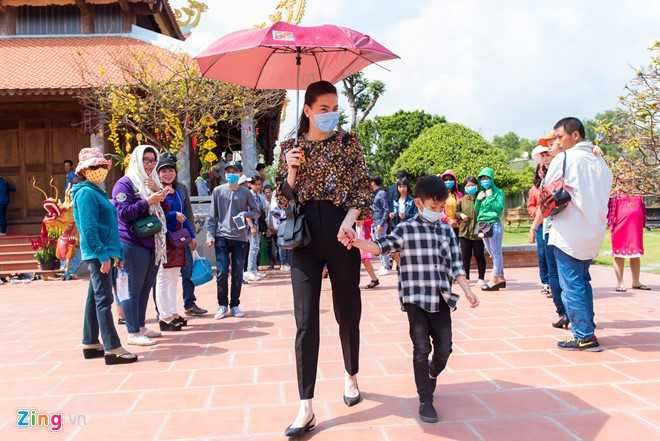 Ho Ngoc Ha dua Subeo vieng den tho cua Hoai Linh mung 2 Tet hinh anh 9