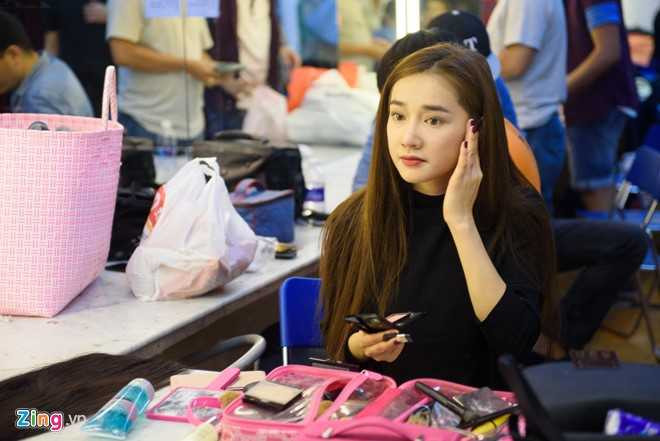 Nha Phuong nung niu khi duoc ban trai cham soc o hau truong hinh anh 3