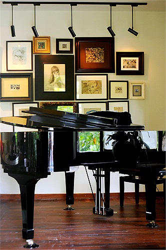 Nhưng bức tranh được treo trên tường cùng cây đàn piano là điểm nhấn trong một không gian sống đậm tính nghệ sỹ của diva.