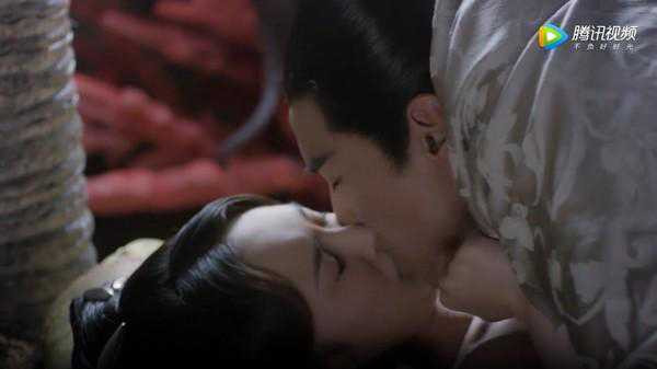 canh-goi-chan-nong-chay-cua-cap-sao-tam-sinh-tam-the-1