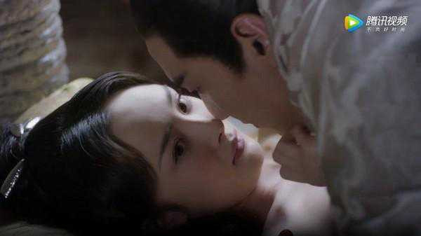 canh-goi-chan-nong-chay-cua-cap-sao-tam-sinh-tam-the-2