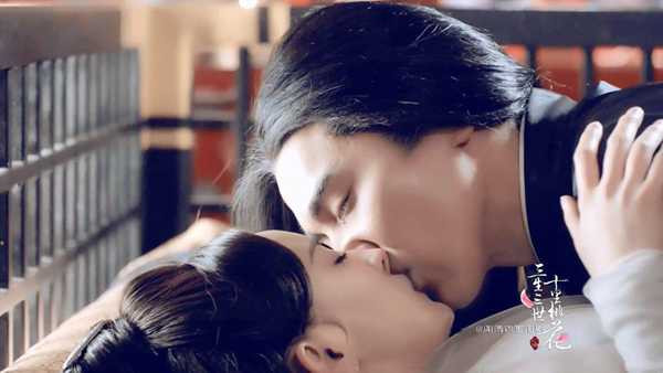 canh-goi-chan-nong-chay-cua-cap-sao-tam-sinh-tam-the-3