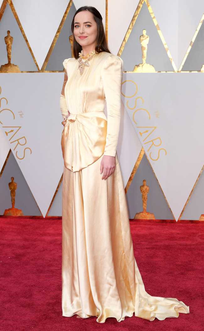 Thảm đỏ Oscar 2017: Dàn minh tinh đọ sắc lộng lẫy, Thành Long ôm thú bông đến sự kiện - Ảnh 9.