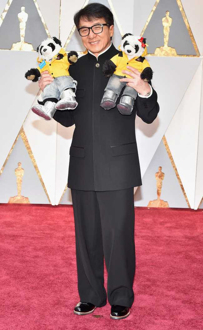 Thảm đỏ Oscar 2017: Dàn minh tinh đọ sắc lộng lẫy, Thành Long ôm thú bông đến sự kiện - Ảnh 1.
