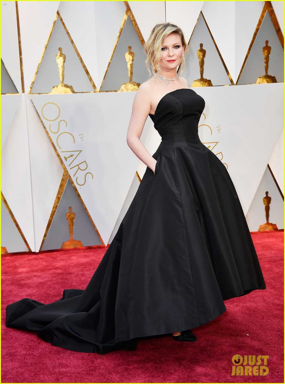 kirsten-dunst-goes-classic-in-black-for-oscars-2017-01