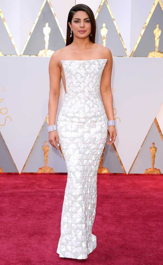 Thảm đỏ Oscar 2017: Dàn minh tinh đọ sắc lộng lẫy, Thành Long ôm thú bông đến sự kiện - Ảnh 3.