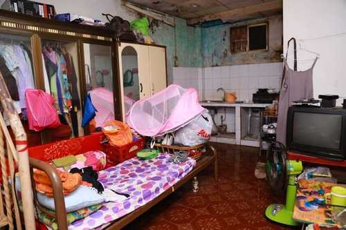  Ngôi nhà cấp 4 xập xệ, cũ nát mà nữ ca sĩ đang sống cùng gia đình. 