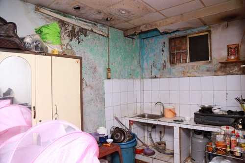  Năm 2005, cô mua được ngôi nhà nhỏ tại Nhà Bè nhờ tiền cát xê 1 tỷ của Mr. Đàm. Nhưng sau hơn 10 năm sinh sống, ngôi nhà ngày một xuống cấp vì không có tiền sửa sang. 