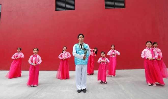 Hoc sinh mac hanbok nhay tren nen ca khuc 'Noi nay co anh' hinh anh 1