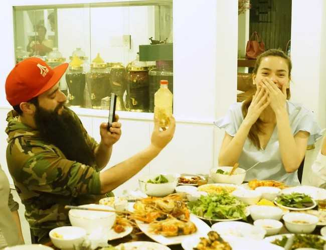 Dao dien 'Kong' an toi tai nha rieng cua Ho Ngoc Ha hinh anh 2