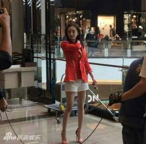 Mặc tin đồn bầu bì, Dương Mịch vẫn đi giày siêu cao gót, mặc quần ngắn khoe chân dài gợi cảm - Ảnh 3.