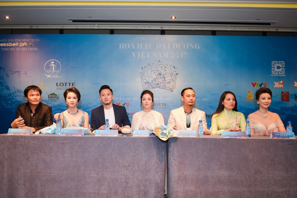 tu trai qua phai ong ho thanh tuan ngoc trai hoang gia, mc thanh mai, ong thanh vinh btc, ly nha ky, vo viet chung btc, thuy huong, thuy nga (1)