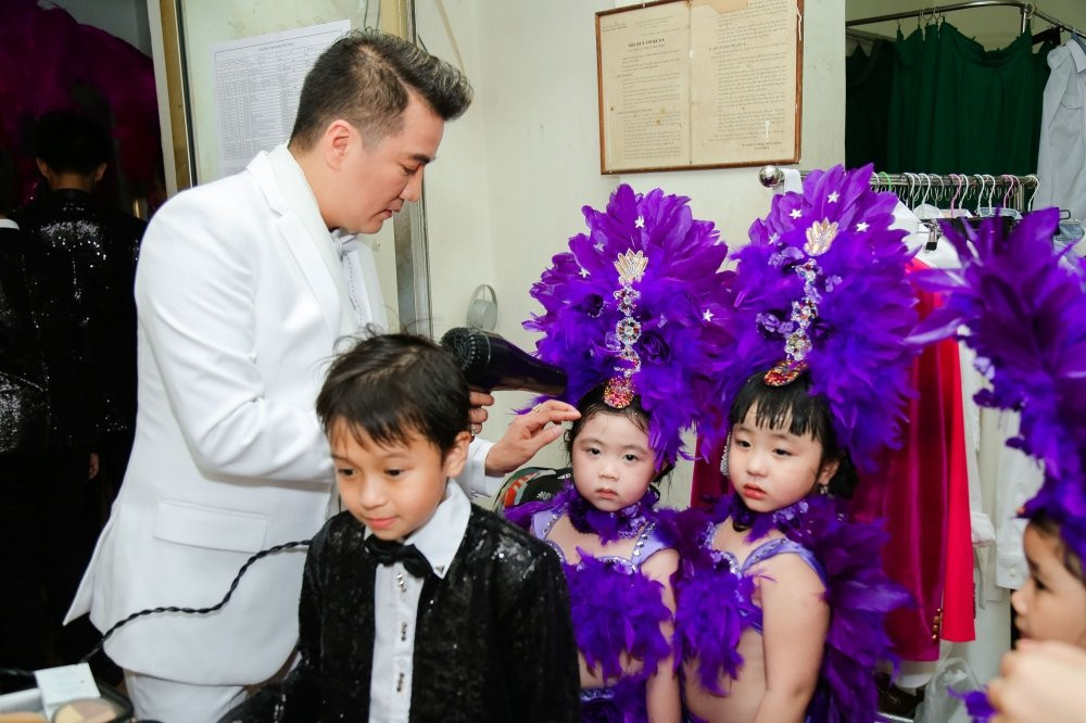 Hau truong, Dam Vinh Hung, liveshow Duyen Phan (16)