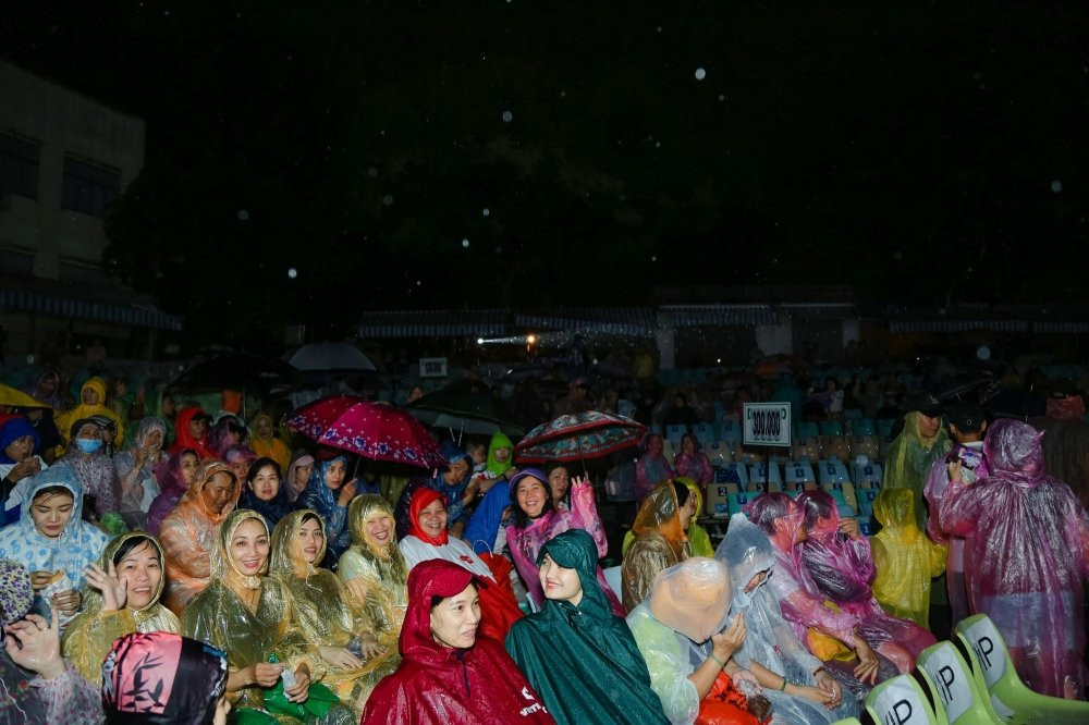 Hau truong, Dam Vinh Hung, liveshow Duyen Phan (25)