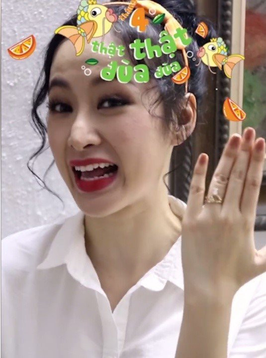 Angela Phuong Trinh lo mui xo xech, bien dang sau tham my hinh anh 2