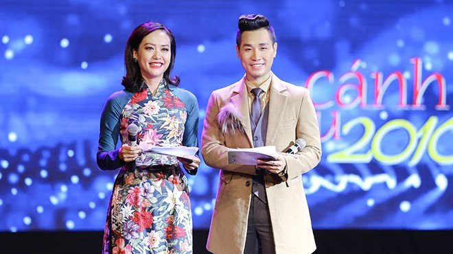 MC Nguyen Khang ly giai ve man dan tham hoa tren song truc tiep hinh anh 1