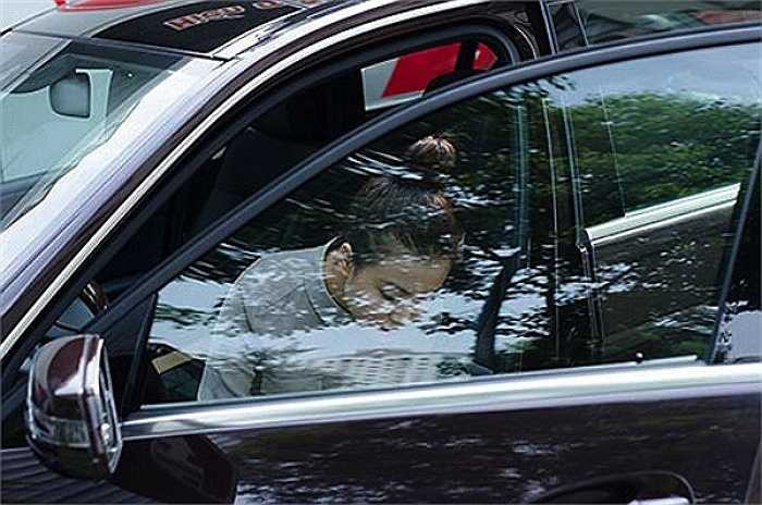 Hiện Hoàng Thùy Linh đang đi chiếc xe Mercedes E-class đời 2012, giá khoảng 2 tỷ đồng.