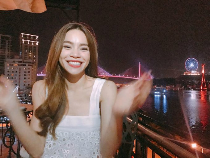 Hồ Ngọc Hà cười hết cỡ sau show diễn. Cô viết: Ha xin cảm ơn khán giả Hạ Long. Vui quá và giờ thì ăn thôi. Bé được ăn nên cười hơi lố.