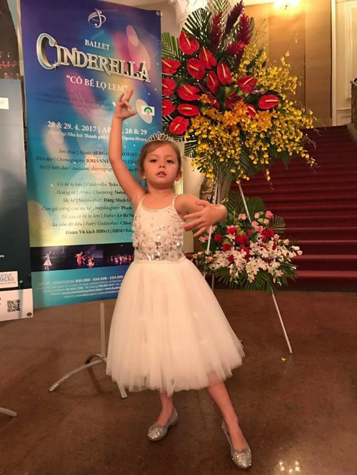 Bé Tép nhà Hồng Nhung tạo dáng múa balet như diễn viên chuyên nghiệp.