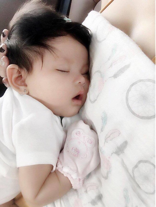 Hải Băng lần đầu khoe ảnh con gái với Thành Đạt - Ảnh 2.