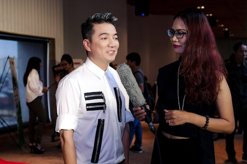 Hinh anh Hau scandal, Dam Vinh Hung du tranh mat nhung van san sang cong Phuong Thanh 5