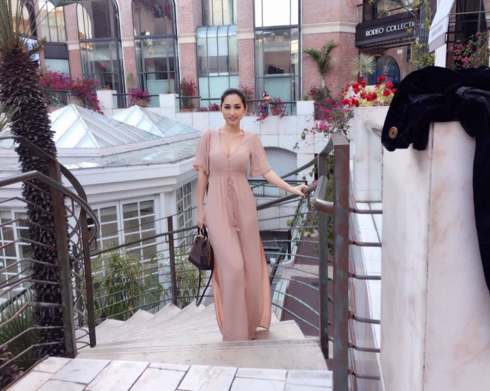 Hinh anh 'Bom goi cam' Quynh Thy tha dang sexy tai My