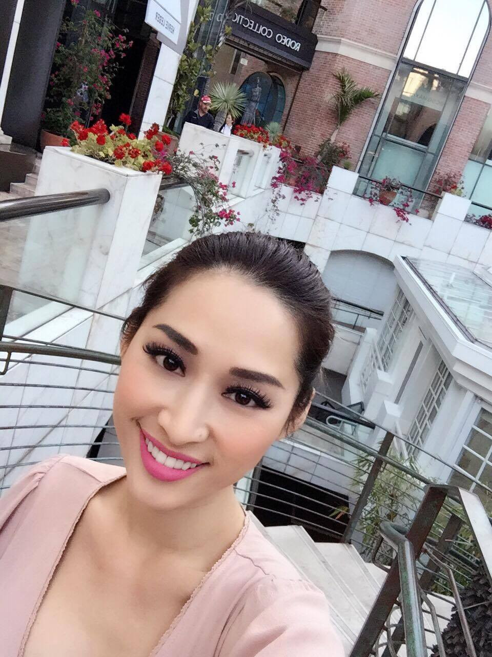 Hinh anh 'Bom goi cam' Quynh Thy tha dang sexy tai My 4