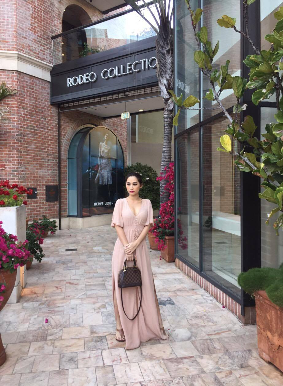 Hinh anh 'Bom goi cam' Quynh Thy tha dang sexy tai My 5